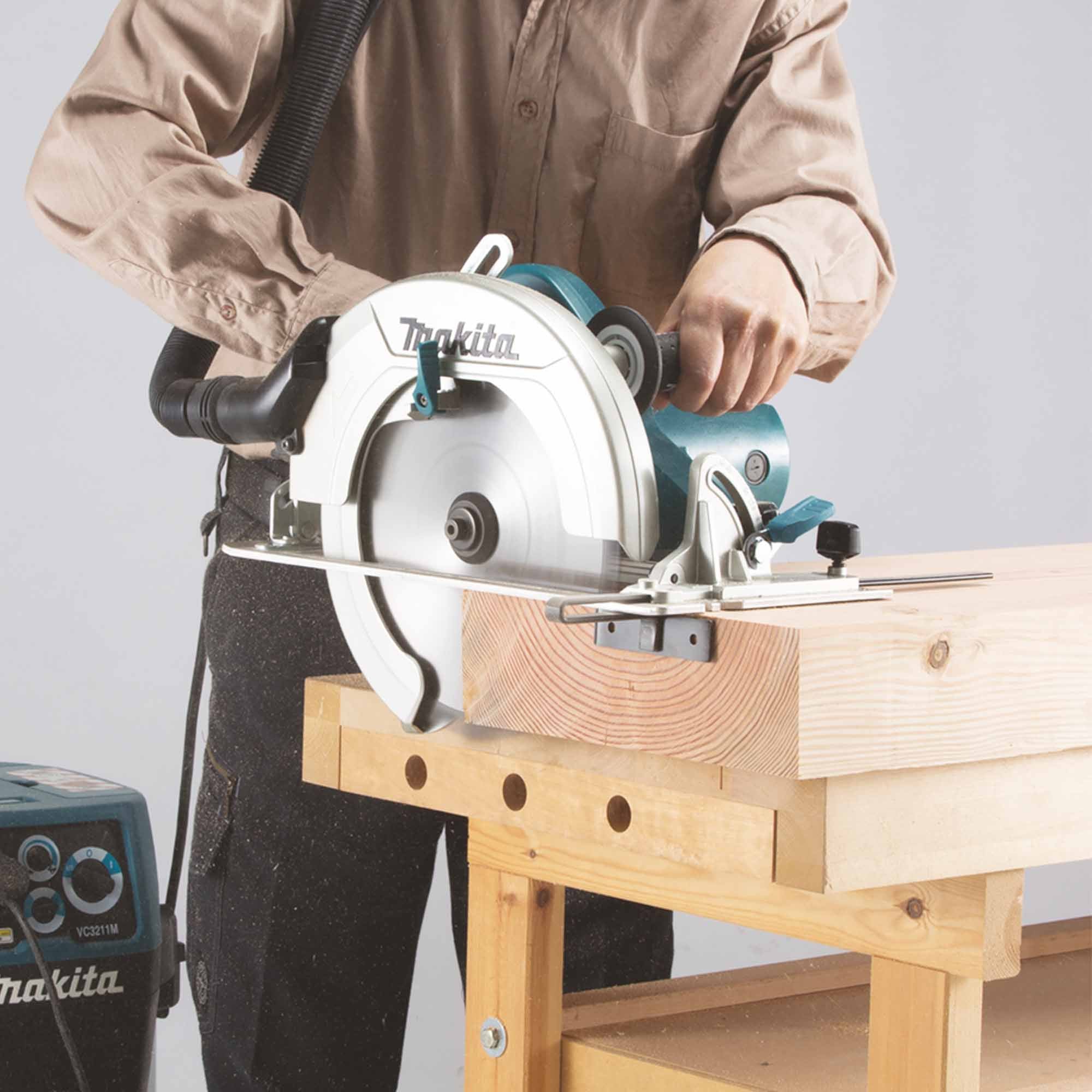 Makita HS0600 2000W circular saw